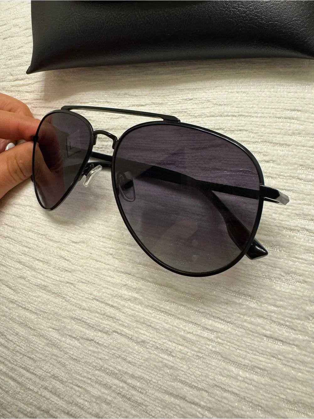 Classic Black Aviator Sunglasses – Minimalist Everyday Shades - Picture 4 of 6